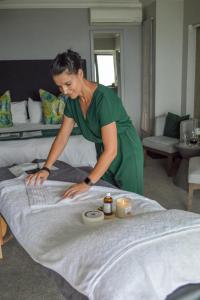 莫塞尔湾非洲海洋庄园酒店的一位女性在旅馆房间做床