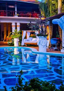 马林迪非洲度假别墅酒店的度假村内的一个蓝色海水游泳池