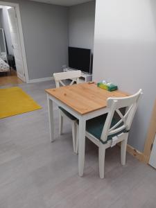 DaliburghThe Toolshed的一张木桌和两张椅子