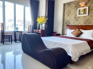 头顿Queen Garden Hotel & Apartment的一间卧室配有一张大床和蓝色椅子