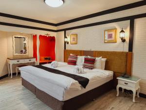 清迈Hotel De Khuvieng的一间卧室,卧室内配有一张大床