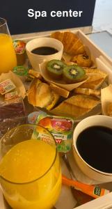 圣康坦Hôtel Center Saint-Quentin的一张桌子,上面放着一盒食物和一杯果汁