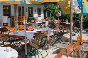 Linden林登贝姆哈贝尔酒店的户外餐厅设有桌椅和遮阳伞