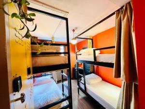 伊斯坦布尔Hostel Le Banc的客房设有两张双层床和镜子