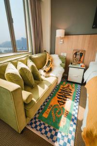 澳门Macau Hotel S - Formerly - Macau Hotel Sun Sun的带沙发和地毯的客厅