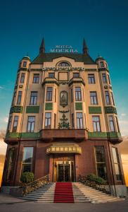 贝尔格莱德莫斯科酒店的一座大型建筑,前面设有楼梯