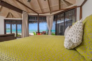 拉罗汤加海变别墅的一间卧室设有一张床,享有海景