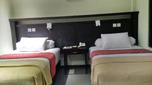MAXI HOTEL KEDONGANAN客房内的一张或多张床位