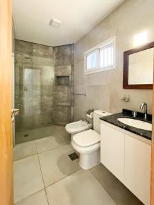 圣达菲Departamento de un dormitorio - PB的浴室配有卫生间、盥洗盆和淋浴。