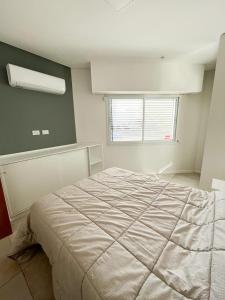 圣达菲Departamento de un dormitorio - PB的一间带一张大床的卧室,位于带窗户的房间内