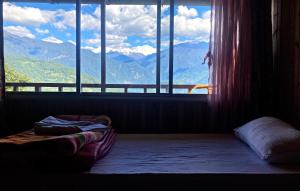 佩林Phamlhakhang Ecohomestay的客房设有山景窗户。