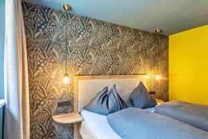 奥法赫Luisalle Top 5的一间卧室设有两张床,墙上贴有壁纸。