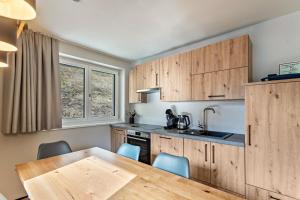 奥法赫Luisalle Top 5的厨房配有木制橱柜和木桌。