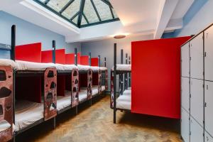 伦敦可林克261旅舍的客房设有带红色橱柜和天窗的双层床。