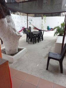 卡塔赫纳posada barrios mar的一个带桌椅和树的庭院