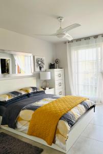韦尔瓦Ático de lujo - Luxury Penthouse的一间卧室配有一张黄色毯子床