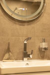 奥斯特若菲尔德Kadir Bey & Four Rooms的浴室设有水槽、镜子和水槽