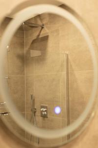 奥斯特若菲尔德Kadir Bey & Four Rooms的透过圆镜子的淋浴