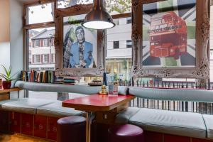 伦敦可林克261旅舍的酒吧,带长凳和桌子,还有窗户