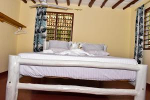 迪亚尼海滩Private room in a villa的窗户客房内的一张白色床
