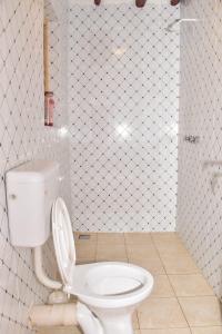 迪亚尼海滩Private room in a villa的浴室设有白色的卫生间和盖子