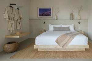 棕榈泉Drift Palm Springs的卧室配有一张白色大床