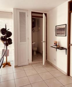 利马Watermanhouse, Punta Hermosa的走廊上设有带卫生间的浴室和门