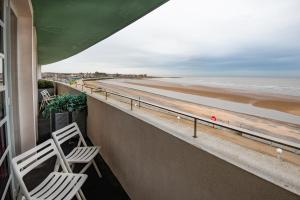 莫克姆米德兰酒店的阳台上配有两把椅子,享有海滩美景