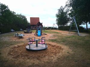 于克里茨Holiday Home Uckeritz - Seebad 1的一座带游戏设备的空旷公园