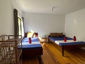 瓜隆岛快乐大象简易别墅酒店的一间设有两张床和一张沙发的房间