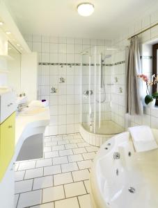因斯布鲁克斯切福勒酒店的白色的浴室设有浴缸和淋浴。