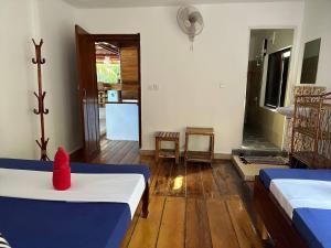 瓜隆岛快乐大象简易别墅酒店的带两张床的房间和厨房