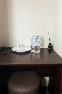 利沃夫Готель Скіфія的一张桌子,上面有两杯眼镜和盘子