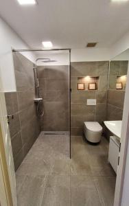 杜塞尔多夫3 Zimmer Wohnung - Keine Party Wohnung !!!的带淋浴、卫生间和盥洗盆的浴室