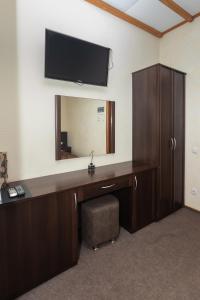 利沃夫Готель Скіфія的客房设有带镜子的书桌和电视。