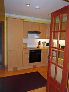 基林Pinesmoke的厨房配有木制橱柜和炉灶烤箱。