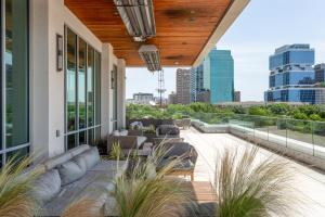 达拉斯Locale Victory Park - Dallas的带家具的庭院,享有城市美景