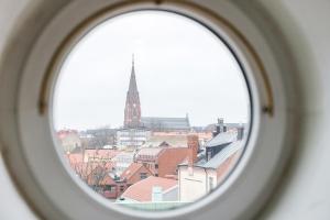 隆德隆德阿姆斯主教酒店的透过圆形窗户可欣赏到城市美景