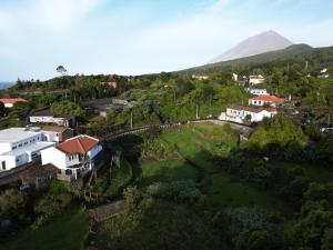 拉日什杜皮库Casa dos Caldeiras的享有村庄和山脉的空中景致