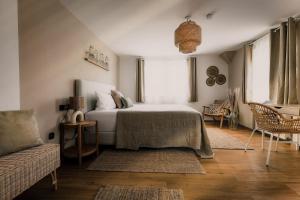 Siebeldingen桑恩霍夫酒店的一间卧室配有一张床和一张沙发