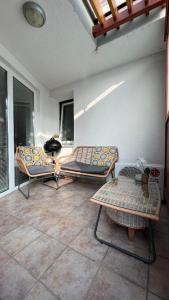 摩拉瓦托普利采Apartma Rakita的客厅配有两把椅子和一张桌子