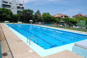 扎鲁亚斯ATeRIAN EUROMAR I的蓝色海水大型游泳池