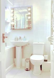 科肯希Fisherman's Cottage的白色的浴室设有水槽和卫生间。