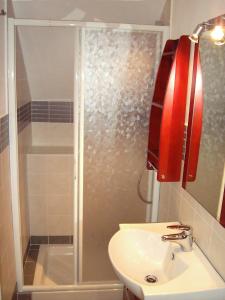 里奥马里纳Appartamenti Piombino Isola d'Elba的带淋浴和盥洗盆的浴室