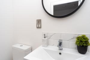 金斯林Bishops Lynn House Apartments - Town Centre的浴室设有水槽和墙上的镜子