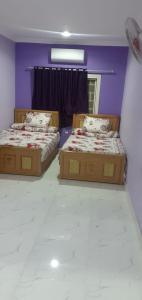 赫尔格达شهاب的紫色墙壁客房的两张床
