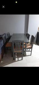 赫尔格达شهاب的一张桌子和椅子,配有一张灰色的桌子和椅子
