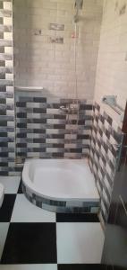 赫尔格达شهاب的一间带卫生间和 ⁇ 格地板的浴室