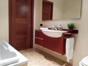 特雷维索Sunset View Treviso Apartment的浴室设有白色水槽和镜子