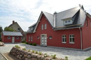 奥特里德维茨Landhaus Hagenblick - Apt. 01的一座红色的房子,有石头车道